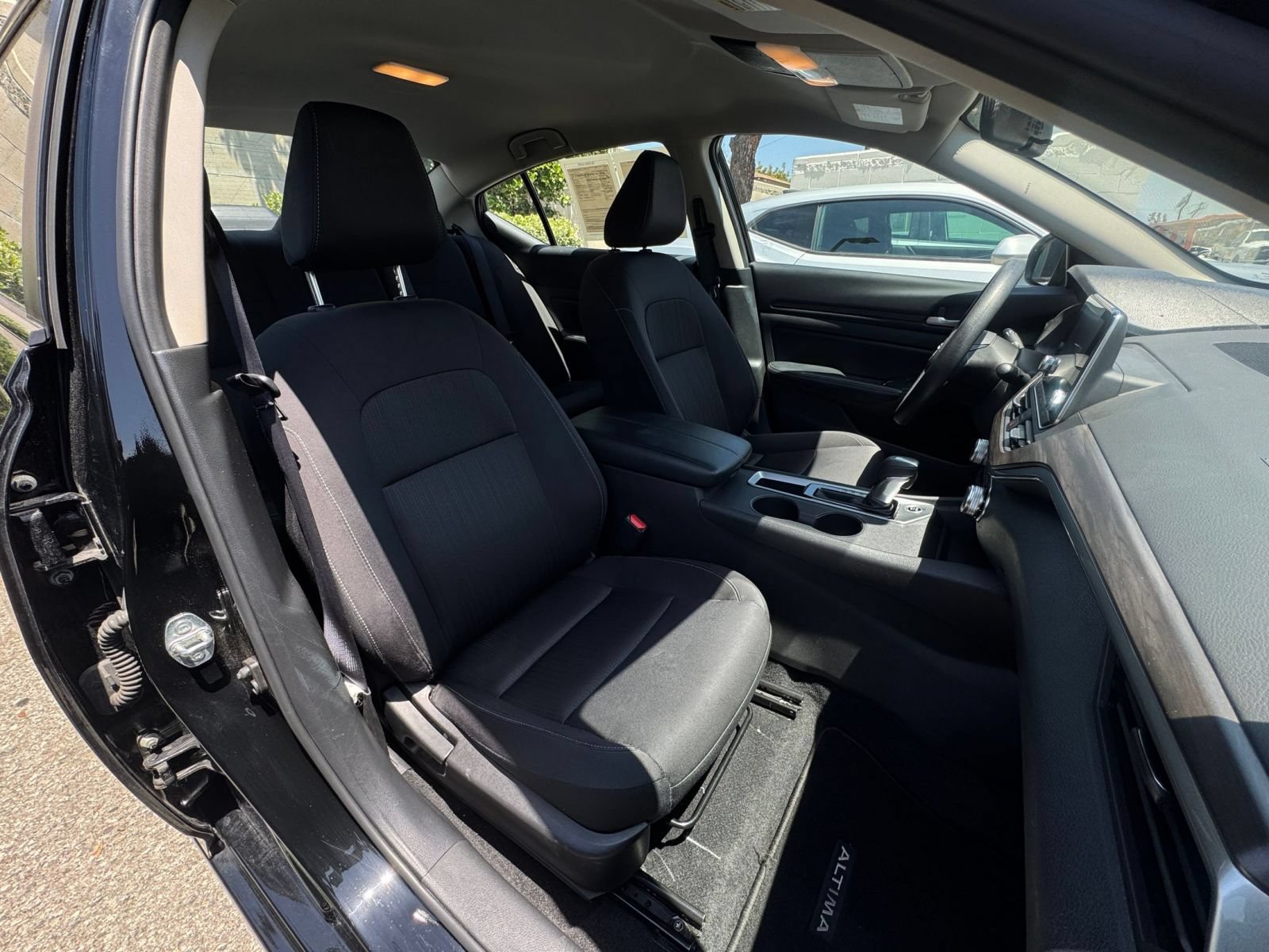 Used 2025 Nissan Altima 2.5 SV FWD image 36