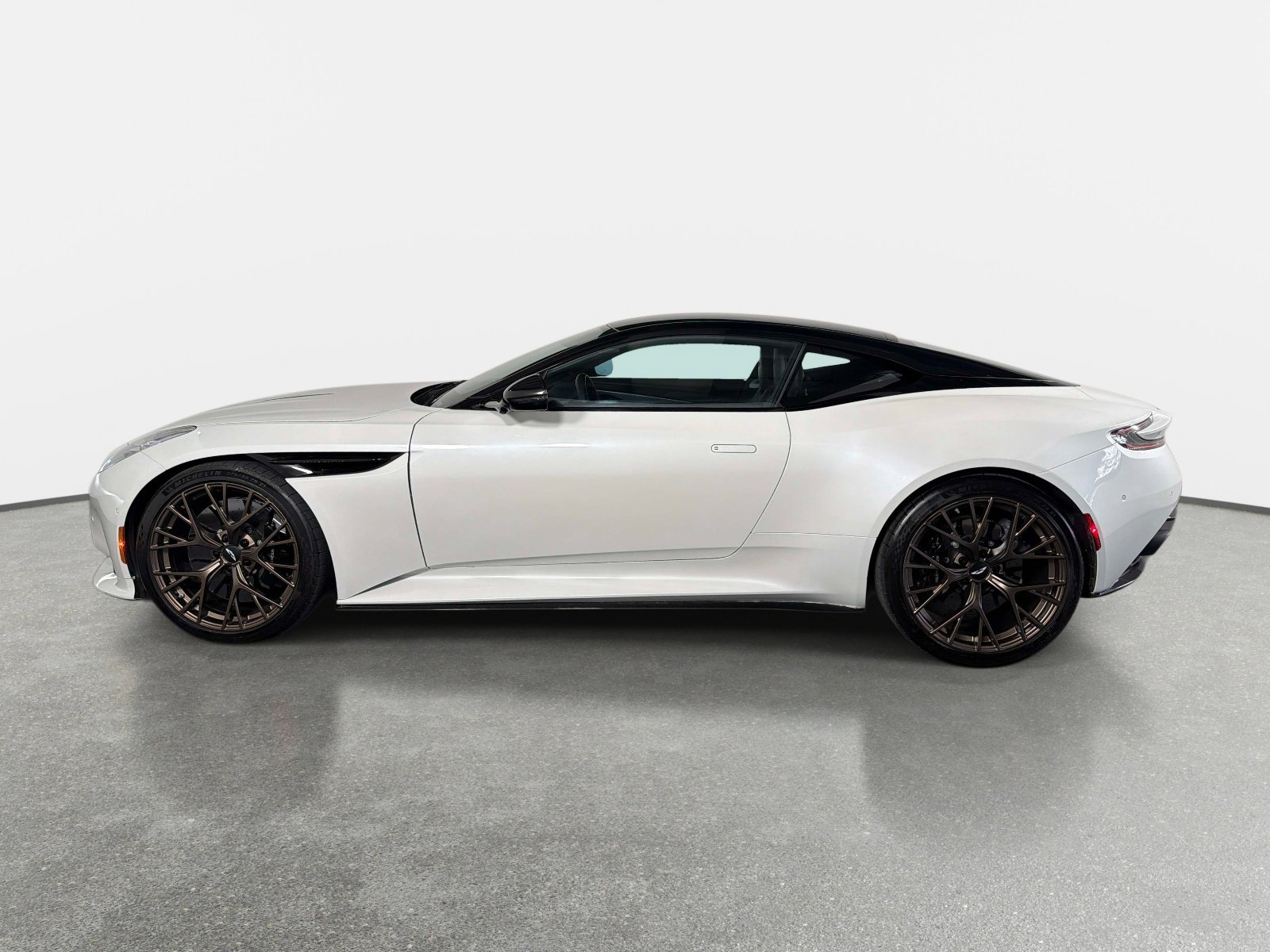 Used 2024 Aston Martin DB12 Coupe RWD image 6