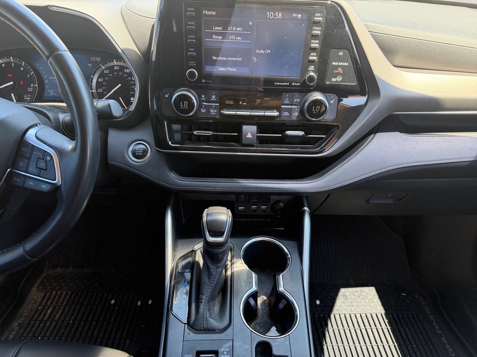 Used 2020 Toyota Highlander XLE AWD/4WD image 11
