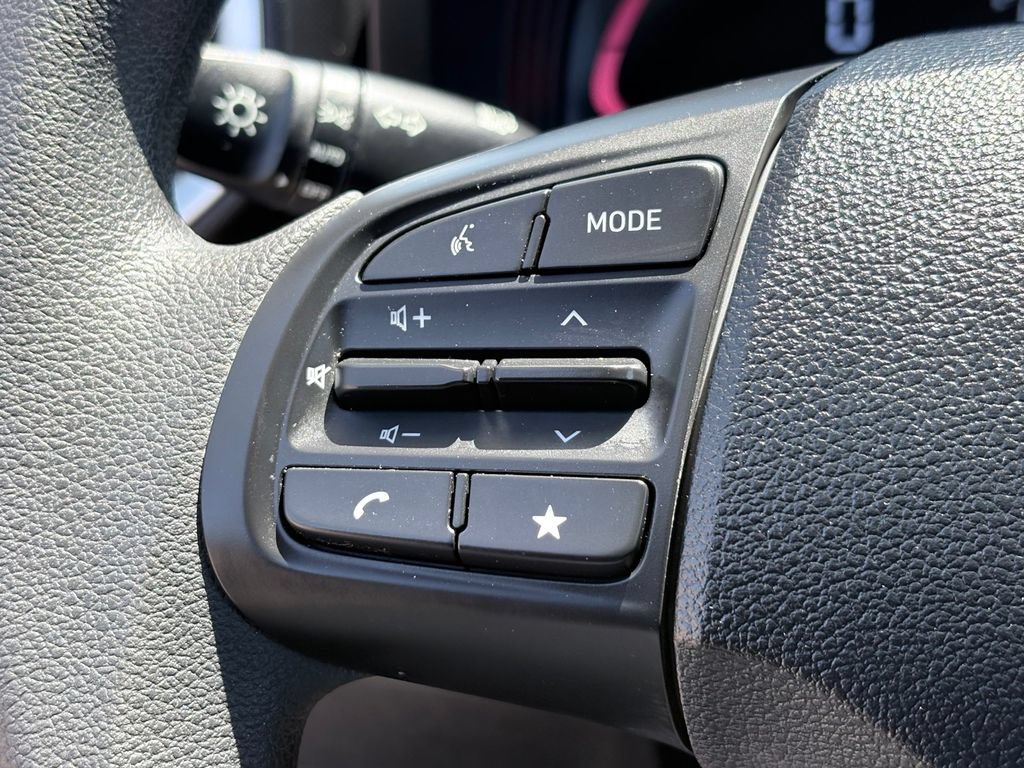 Used 2025 Hyundai Venue SE FWD image 13
