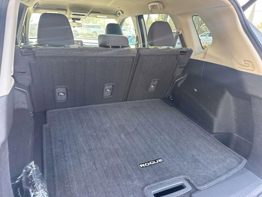 Used 2024 Nissan Rogue SV image 8