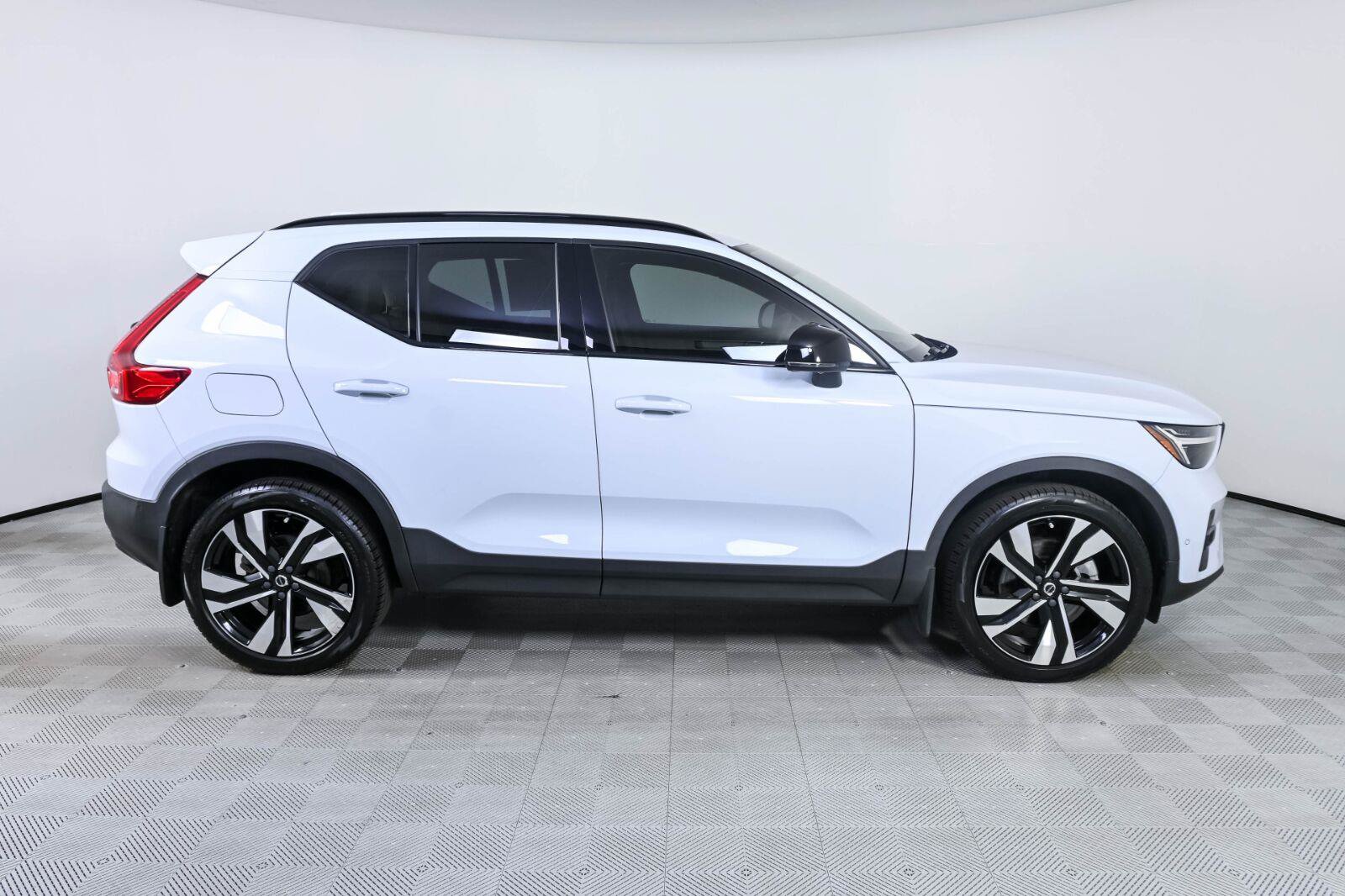 Certified 2024 Volvo XC40 B5 Plus w/ Protection Package Premier AWD/4WD image 26