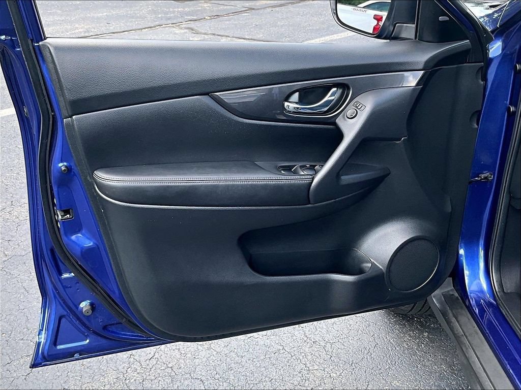 Used 2017 Nissan Rogue SV AWD/4WD image 9