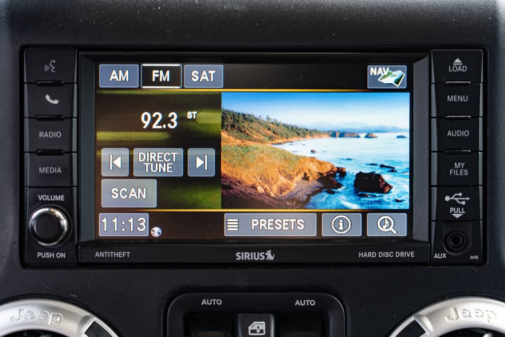 Used 2016 Jeep Wrangler Unlimited Rubicon w/ Connectivity Group AWD/4WD image 14