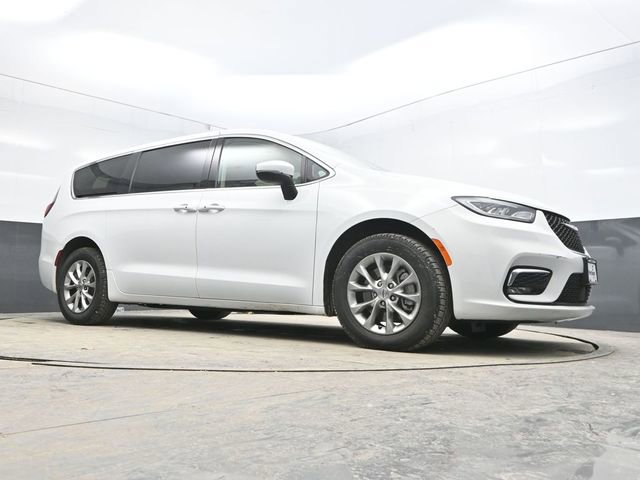 Used 2023 Chrysler Pacifica Touring-L image 28