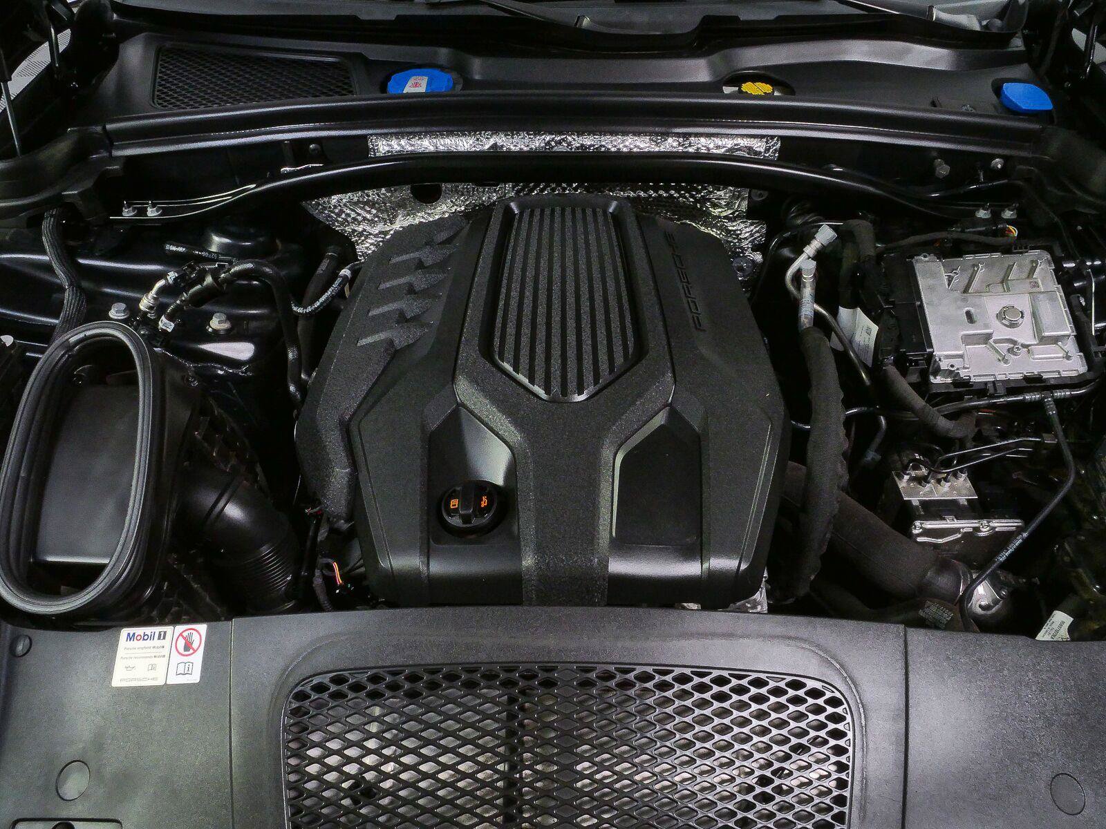 Certified 2024 Porsche Macan AWD/4WD image 32