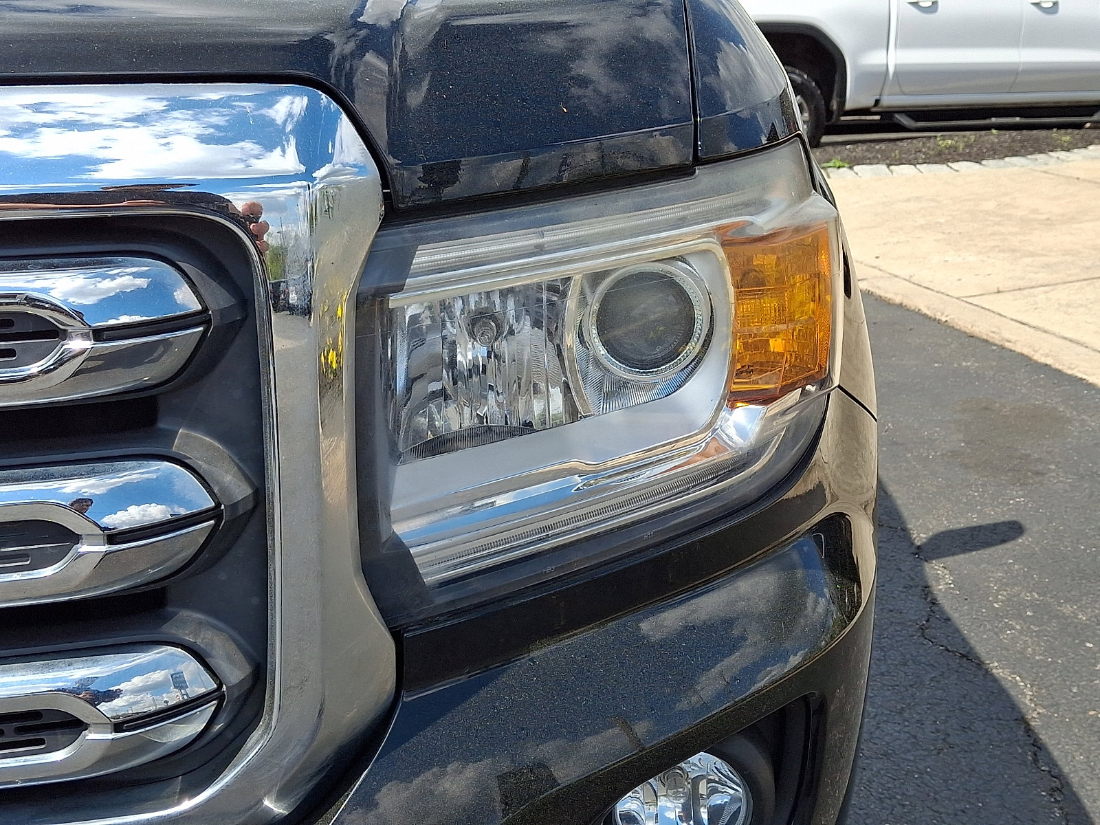 Used 2016 GMC Canyon SLE w/ SLE Convenience Package image 9