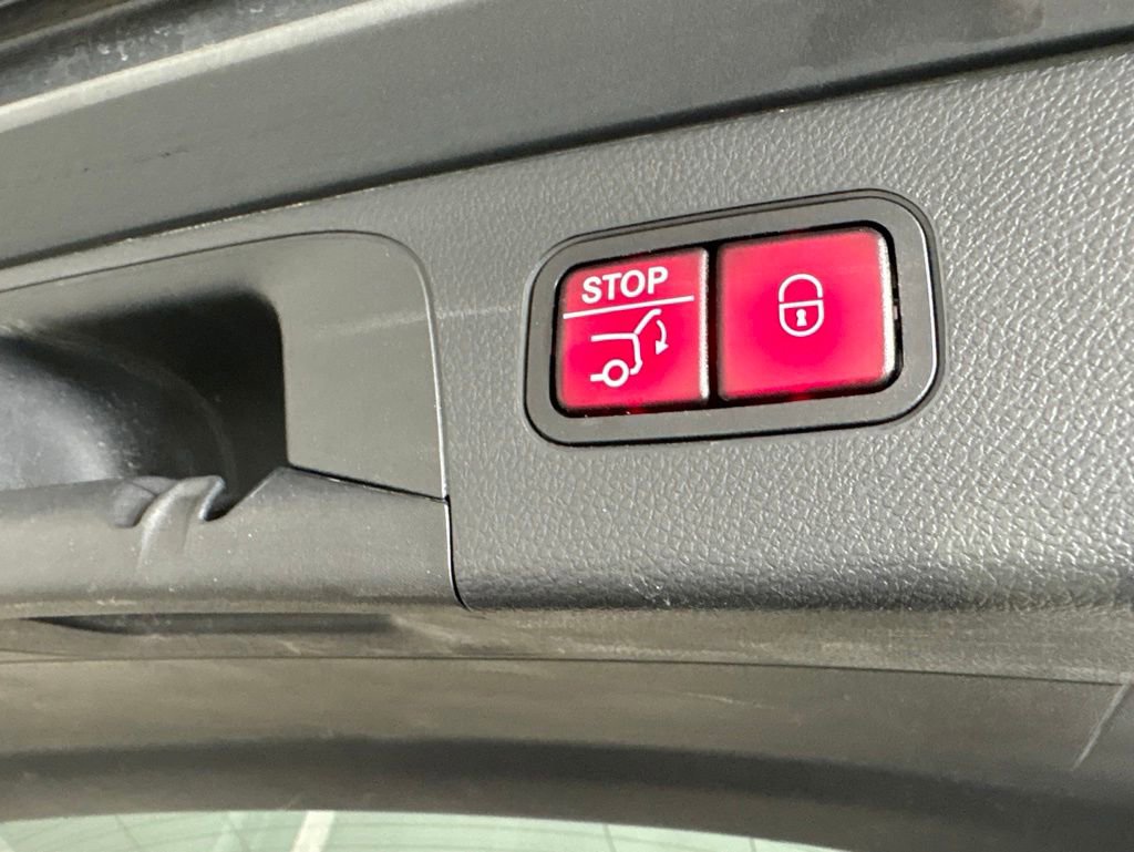 Used 2018 Mercedes-Benz GLC 300 4MATIC image 25