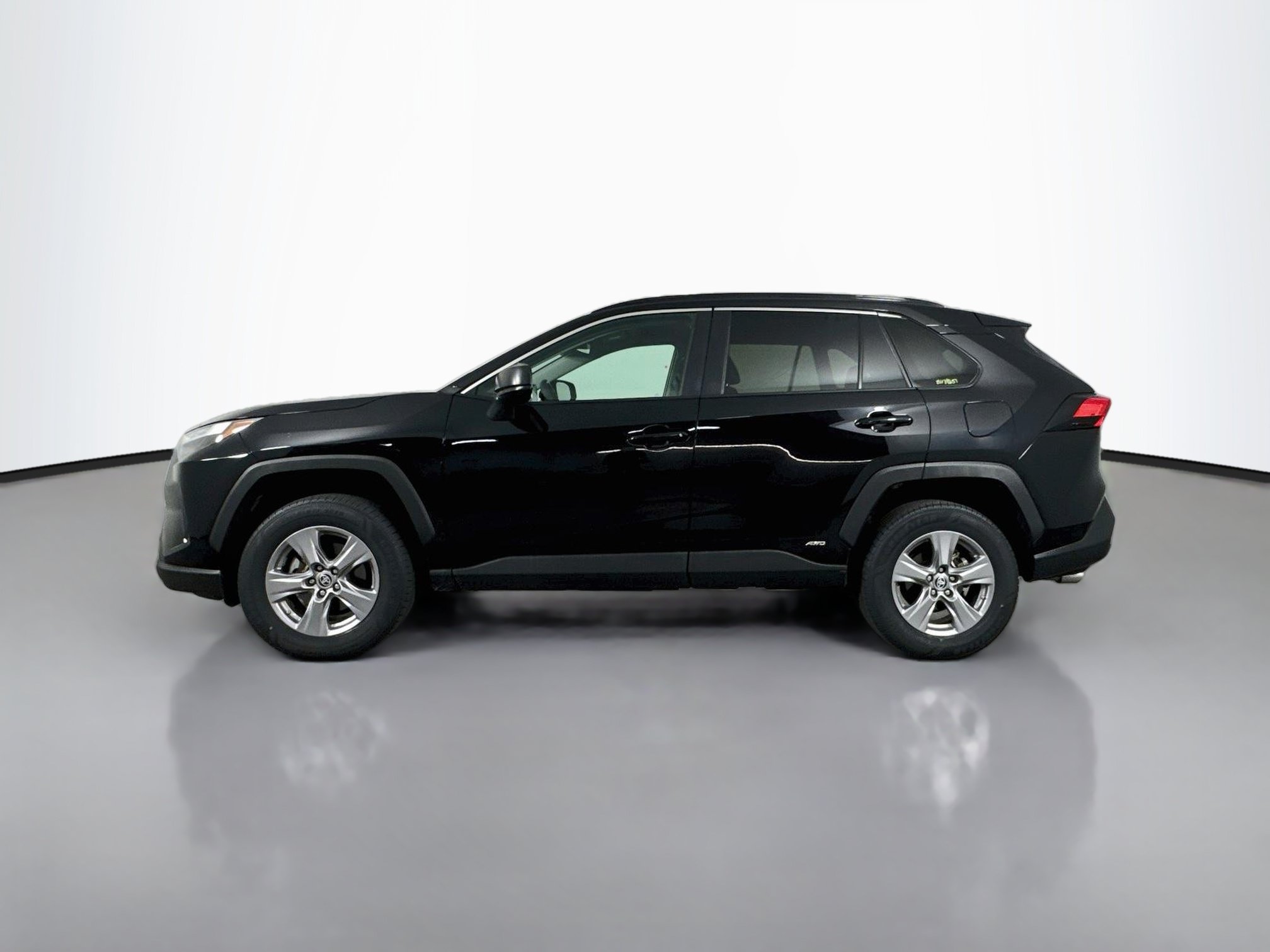 Certified 2023 Toyota RAV4 LE AWD/4WD image 4