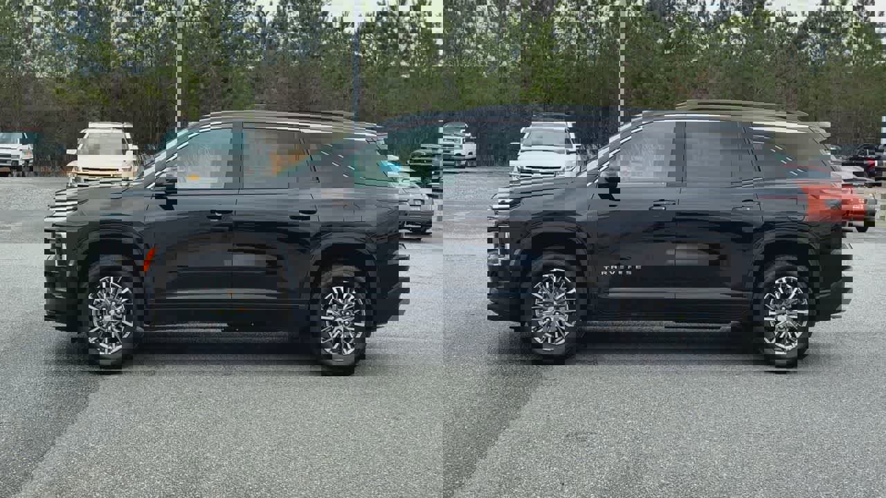 Used 2025 Chevrolet Traverse LT image 5