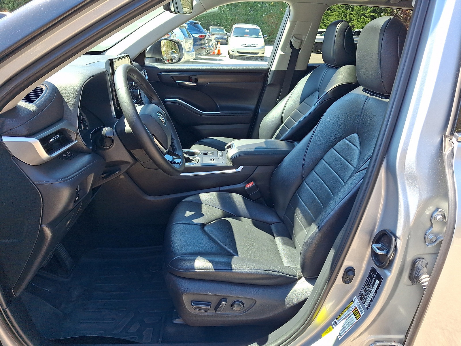 Used 2021 Toyota Highlander XLE image 16