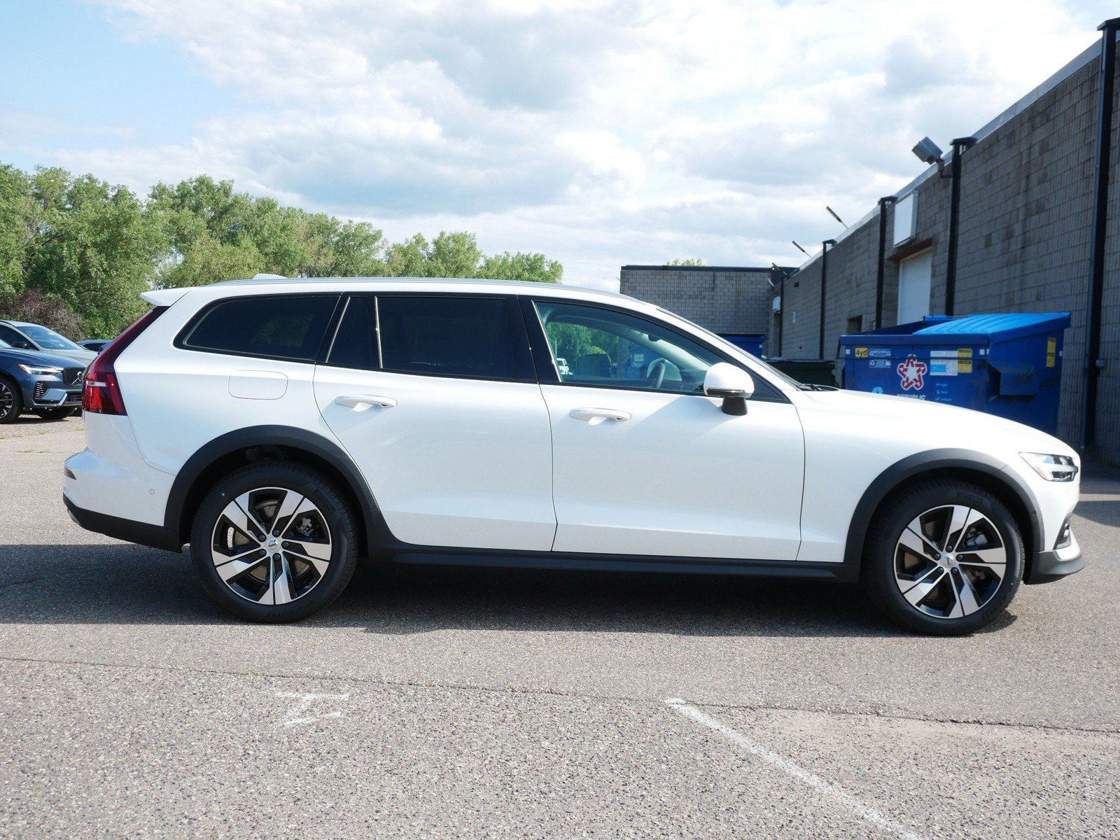 New 2026 Volvo V60 B5 Cross Country Plus w/ Climate Package AWD/4WD image 2