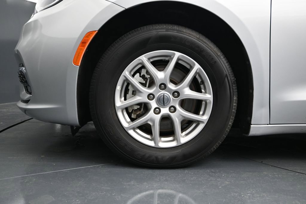 Used 2024 Chrysler Pacifica Touring-L FWD image 15