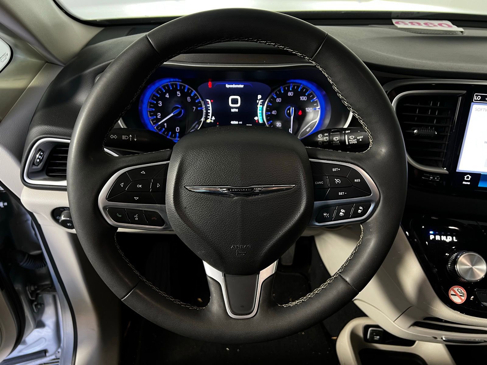 Used 2024 Chrysler Pacifica Touring-L image 9