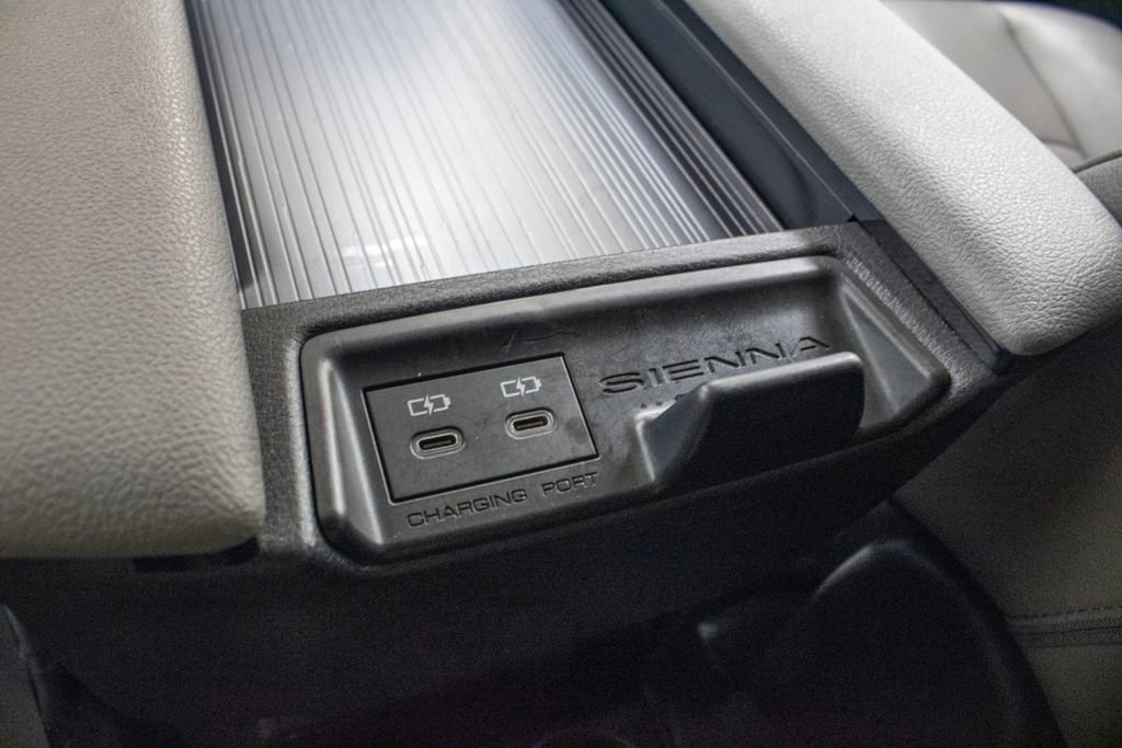 Used 2025 Toyota Sienna XLE image 15