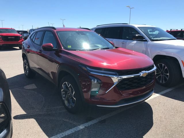 Used 2025 Chevrolet Trax LT FWD image 11