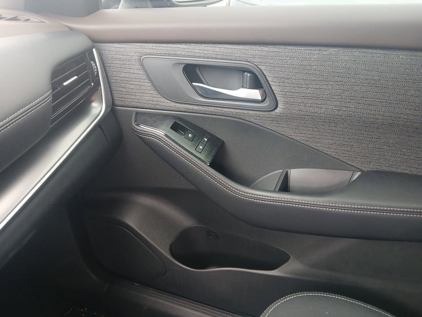 Used 2022 Nissan Rogue SV image 15