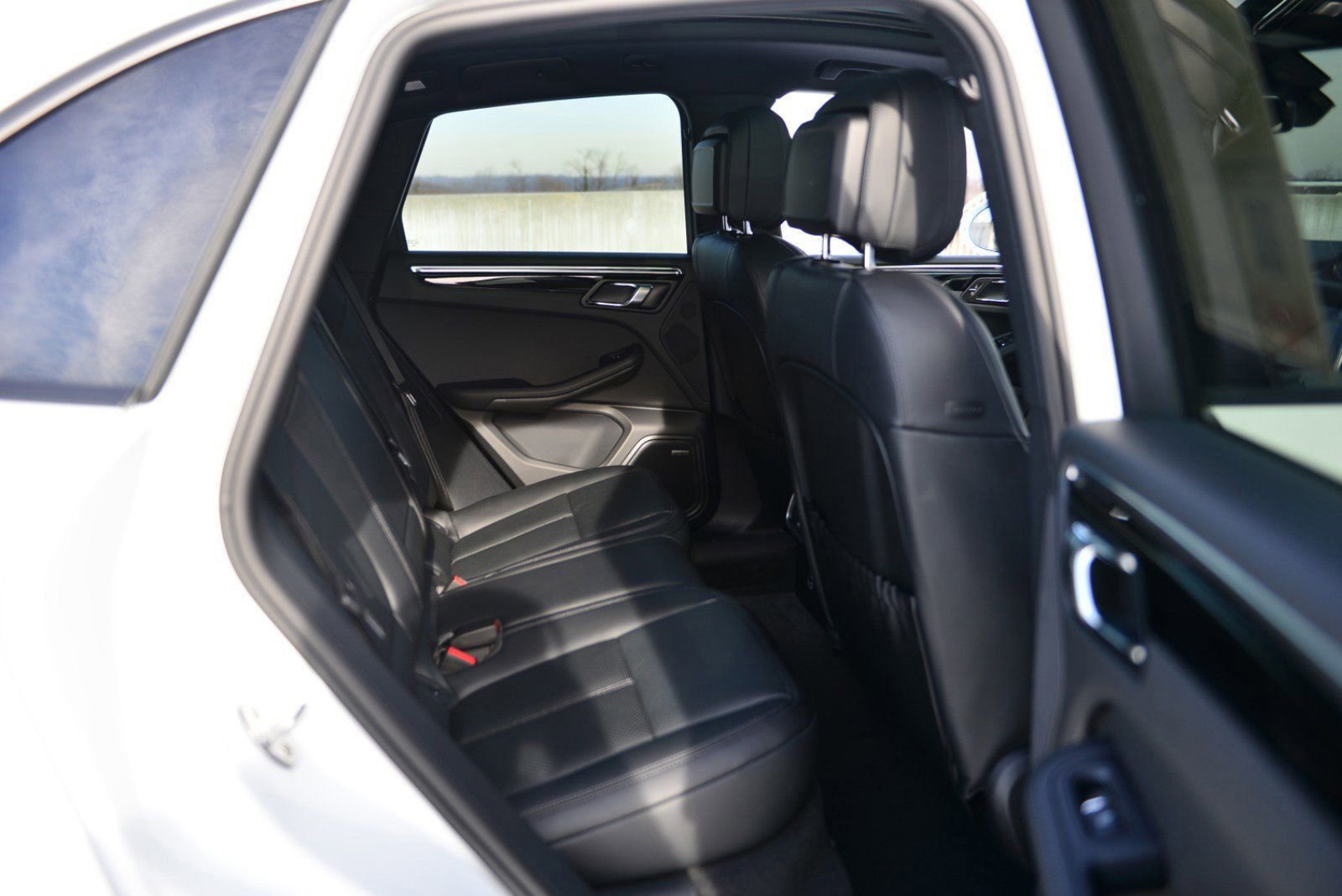 Used 2025 Porsche Macan image 25