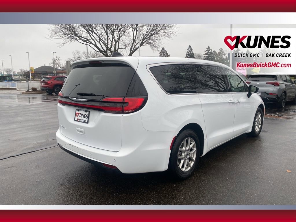 Used 2024 Chrysler Pacifica Touring-L FWD image 4