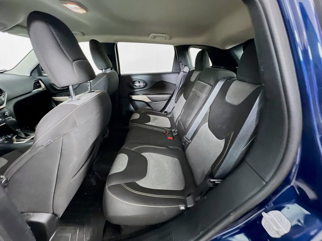 Used 2018 Jeep Cherokee Latitude w/ Cold Weather Group AWD/4WD image 22