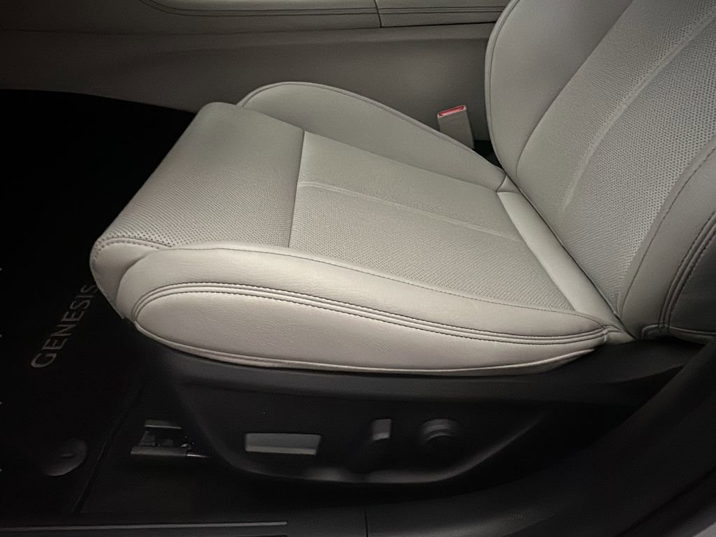 Certified 2025 Genesis G70 2.5T AWD/4WD image 10