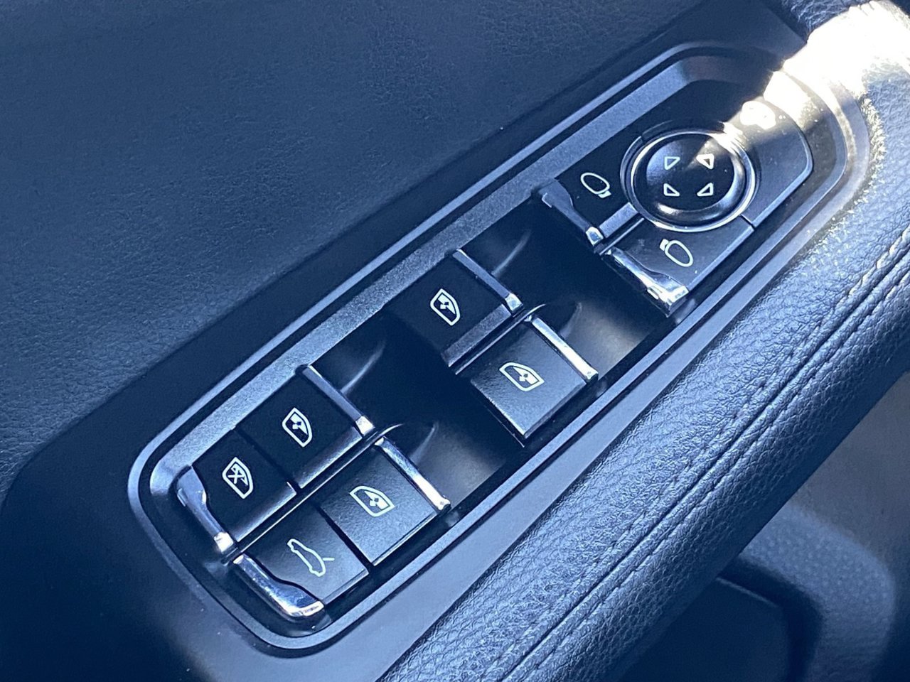 Used 2024 Porsche Macan AWD/4WD image 30