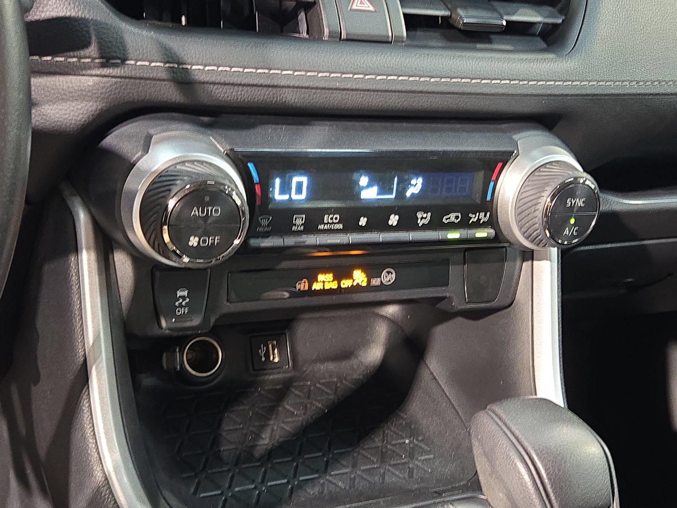 Used 2024 Toyota RAV4 LE AWD/4WD image 32