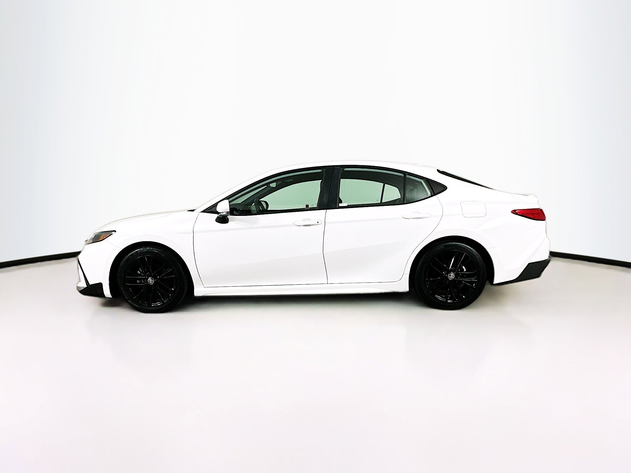 Used 2025 Toyota Camry SE image 4