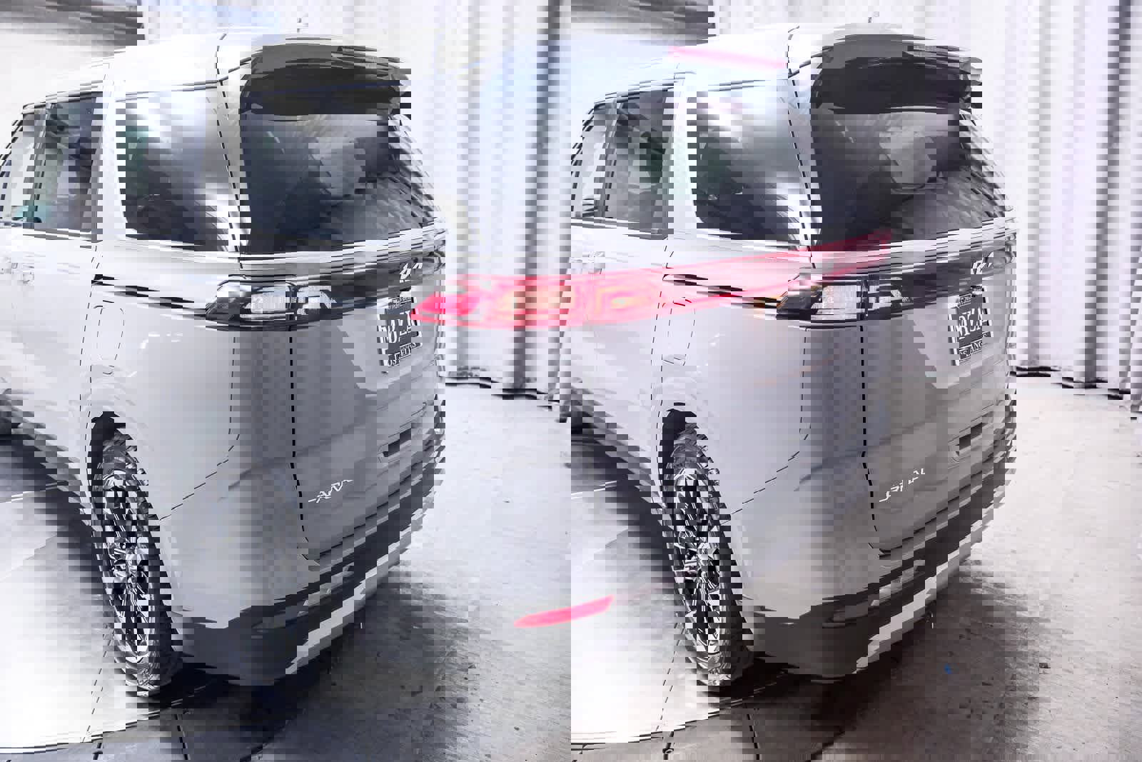 Used 2024 Kia Carnival EX image 8