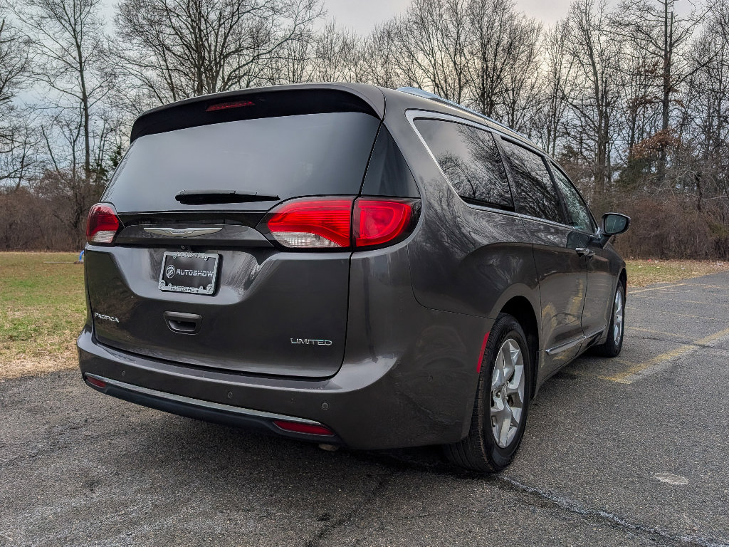 Used 2018 Chrysler Pacifica Limited w/ Advanced Safetytec Group FWD image 5