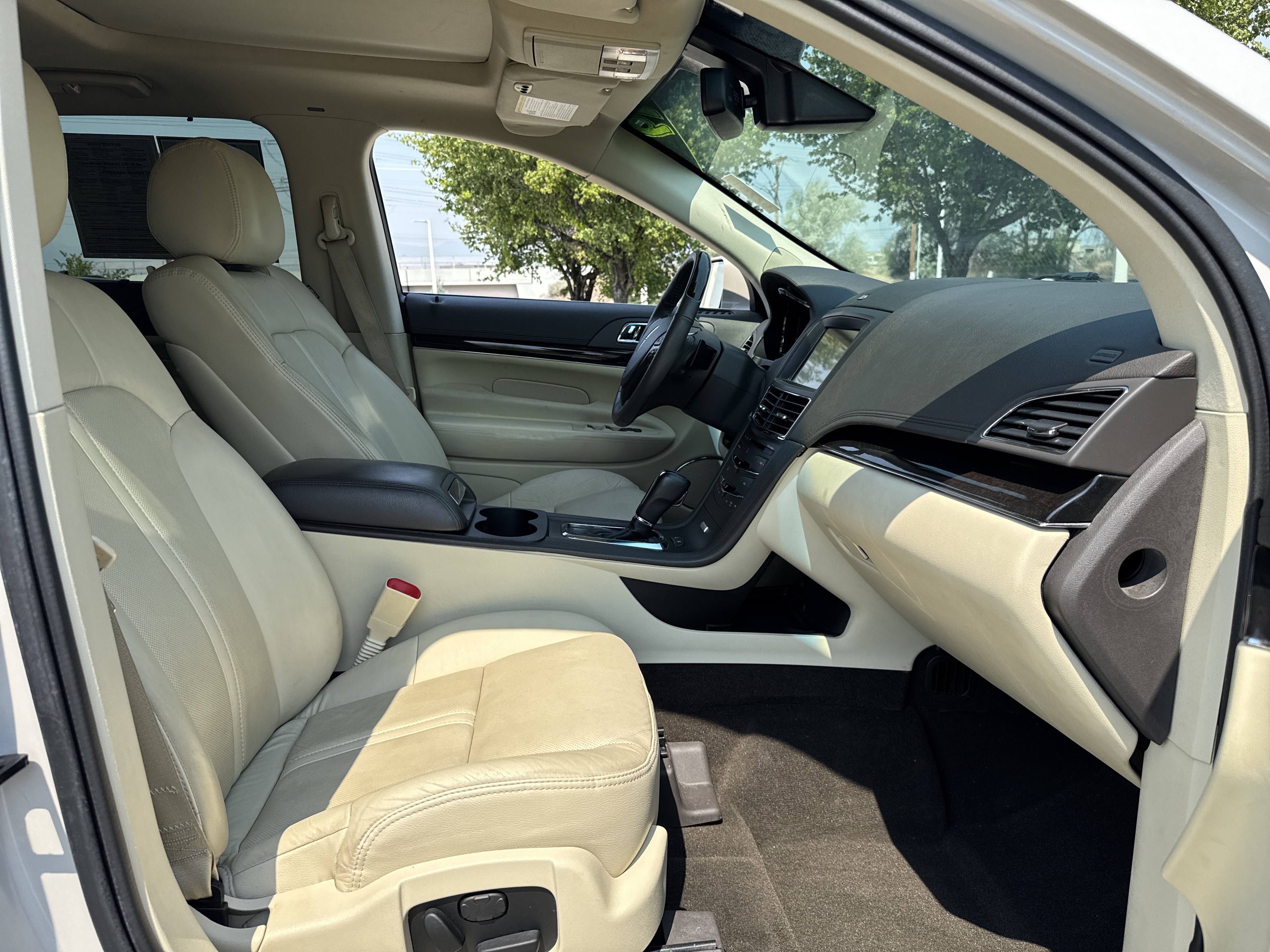 Used 2019 Lincoln MKT AWD image 29
