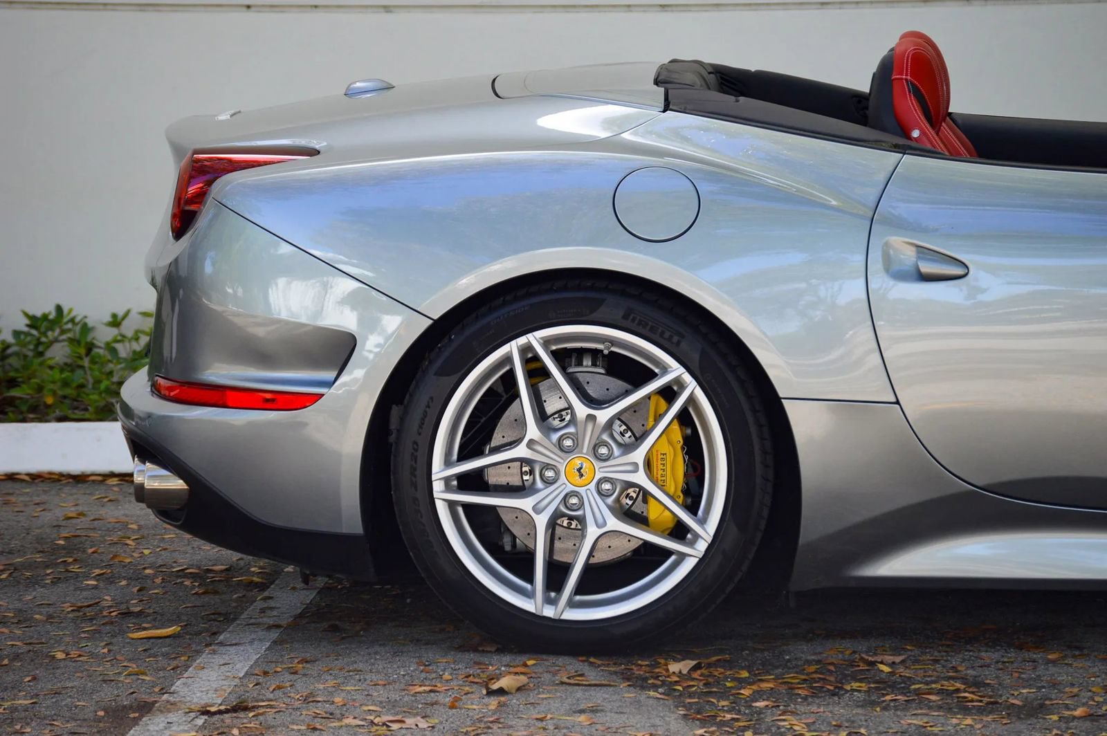 Used 2015 Ferrari California T RWD image 24
