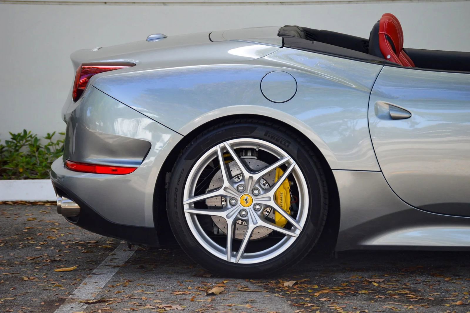 Used 2015 Ferrari California T RWD image 24