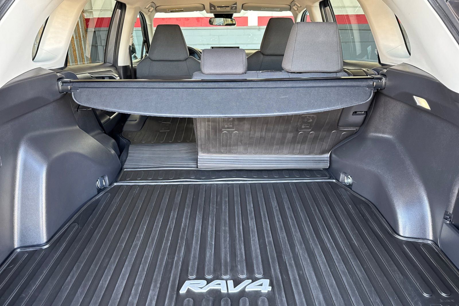 Used 2022 Toyota RAV4 LE image 15