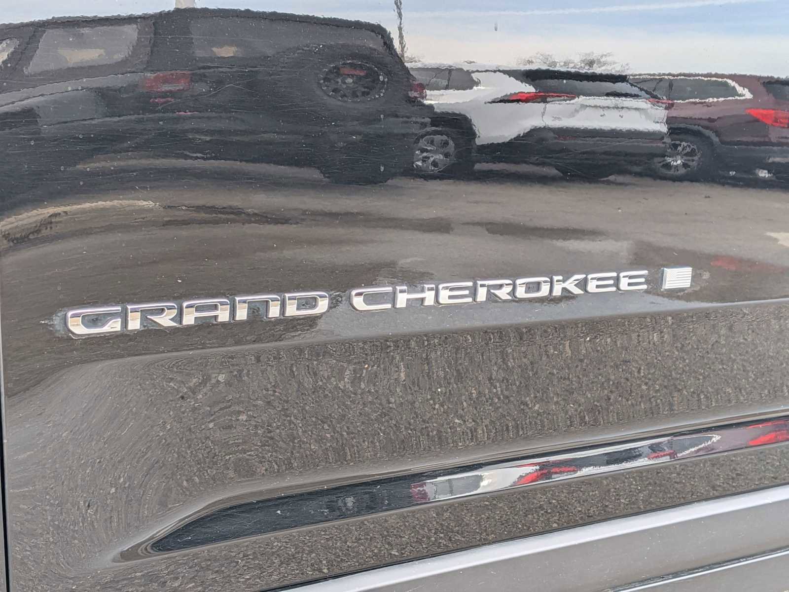 Used 2023 Jeep Grand Cherokee Laredo image 12