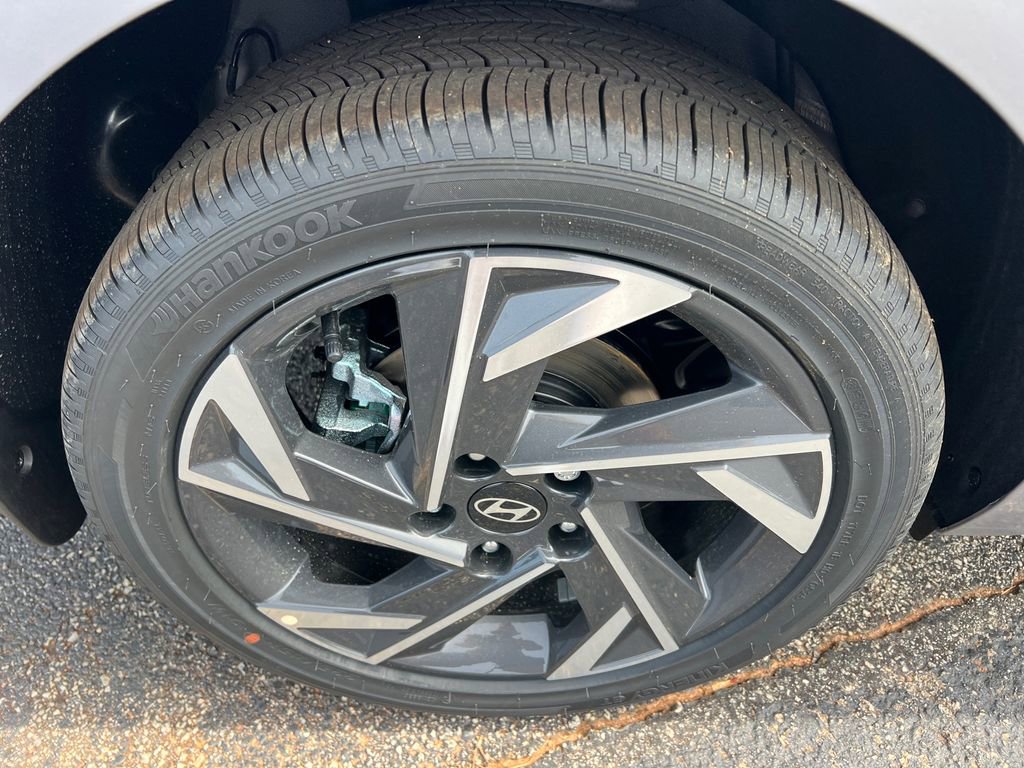 Certified 2025 Hyundai Elantra SEL FWD image 17