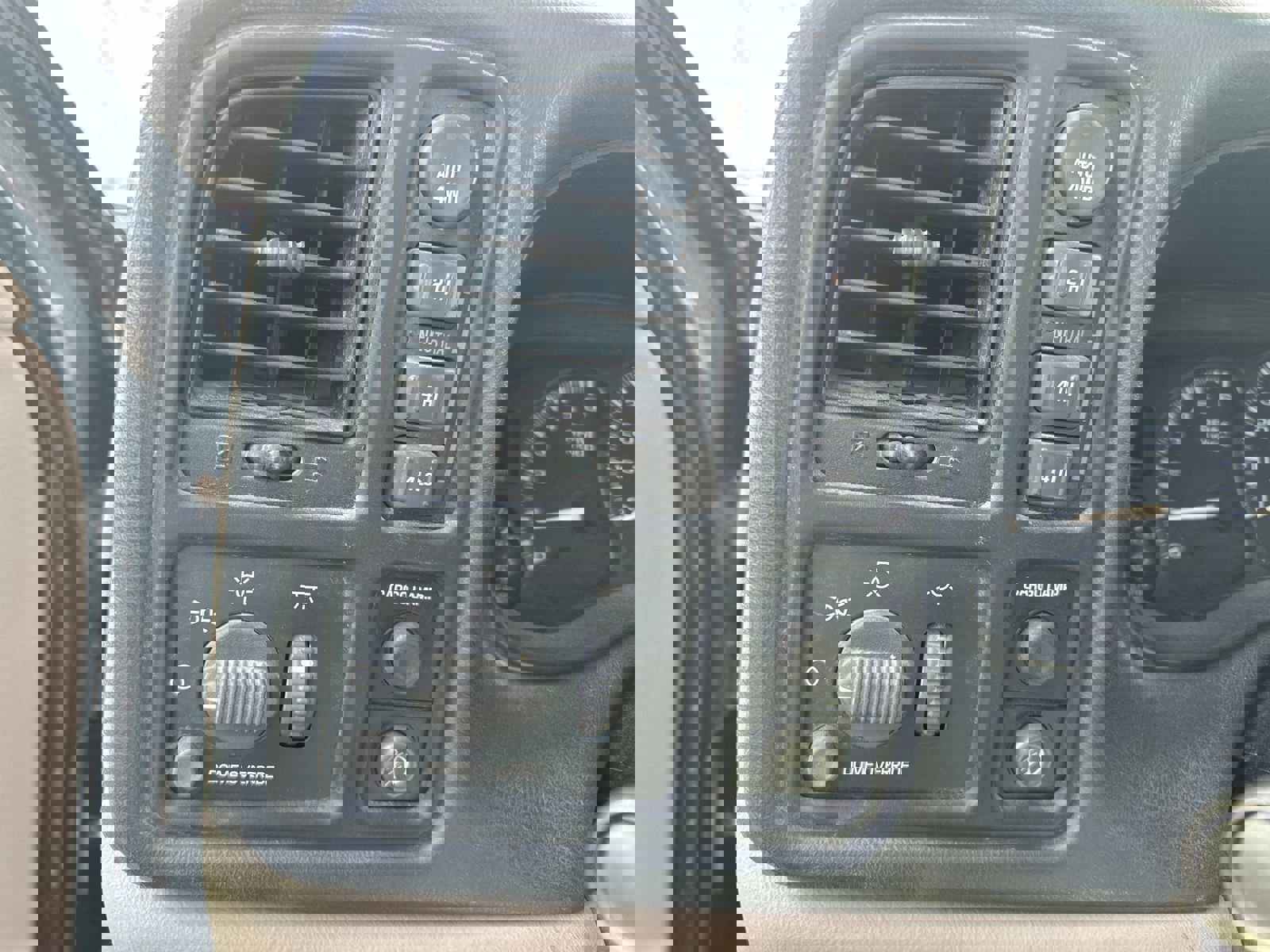 Used 2002 Chevrolet Avalanche 2500 w/ Convenience Pkg image 15