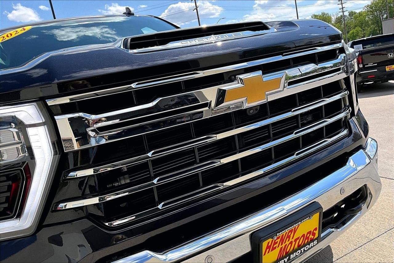 Used 2024 Chevrolet Silverado 3500 LTZ w/ LTZ Premium Package AWD/4WD image 36