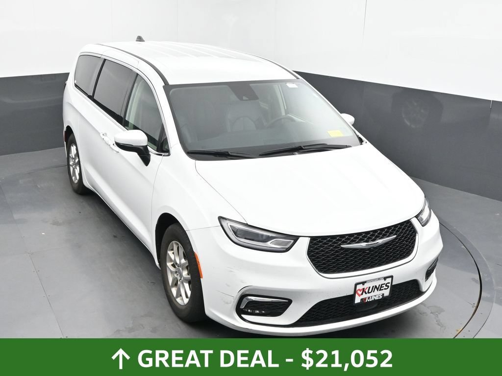 Used 2023 Chrysler Pacifica Touring-L FWD image 36