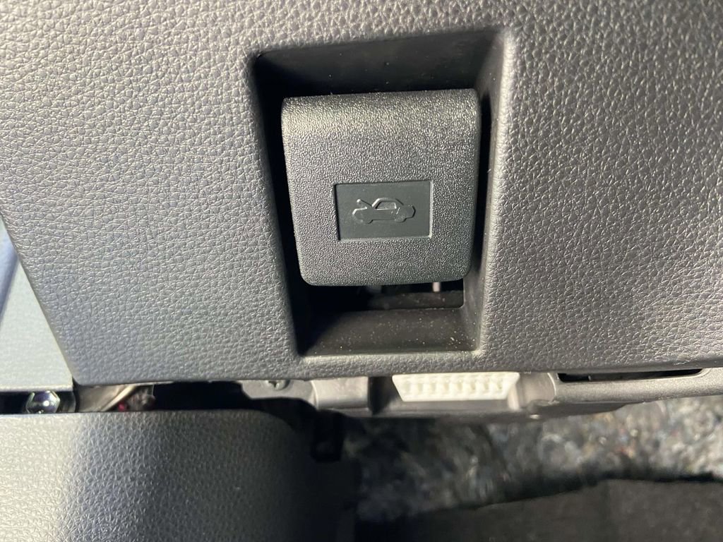 Used 2025 Toyota Corolla LE image 31