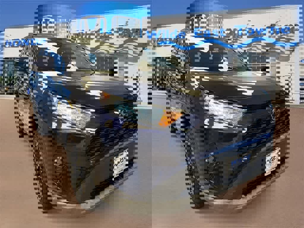 Used 2021 Toyota RAV4 XLE image 2