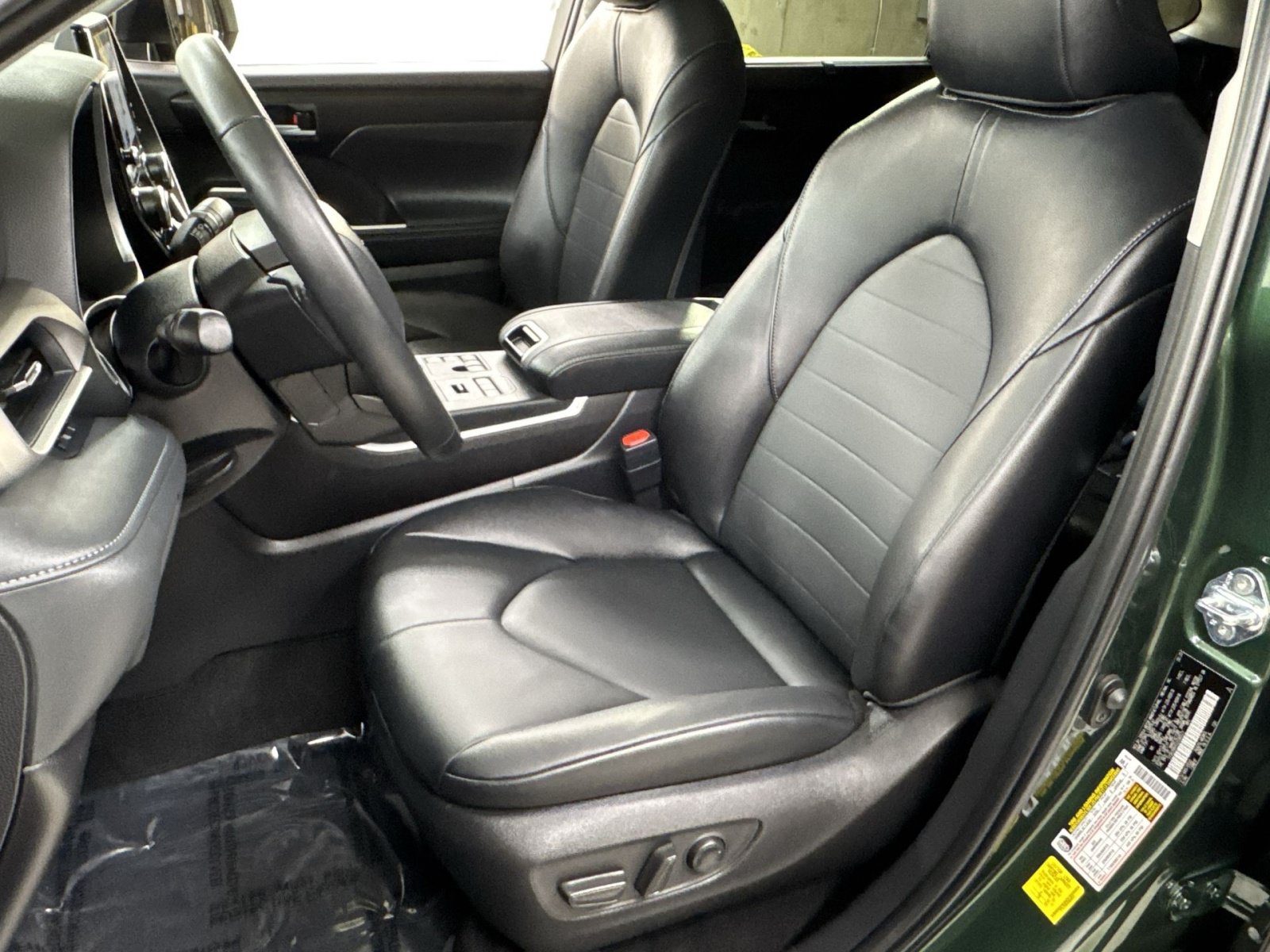 Used 2025 Toyota Highlander XLE AWD/4WD image 14