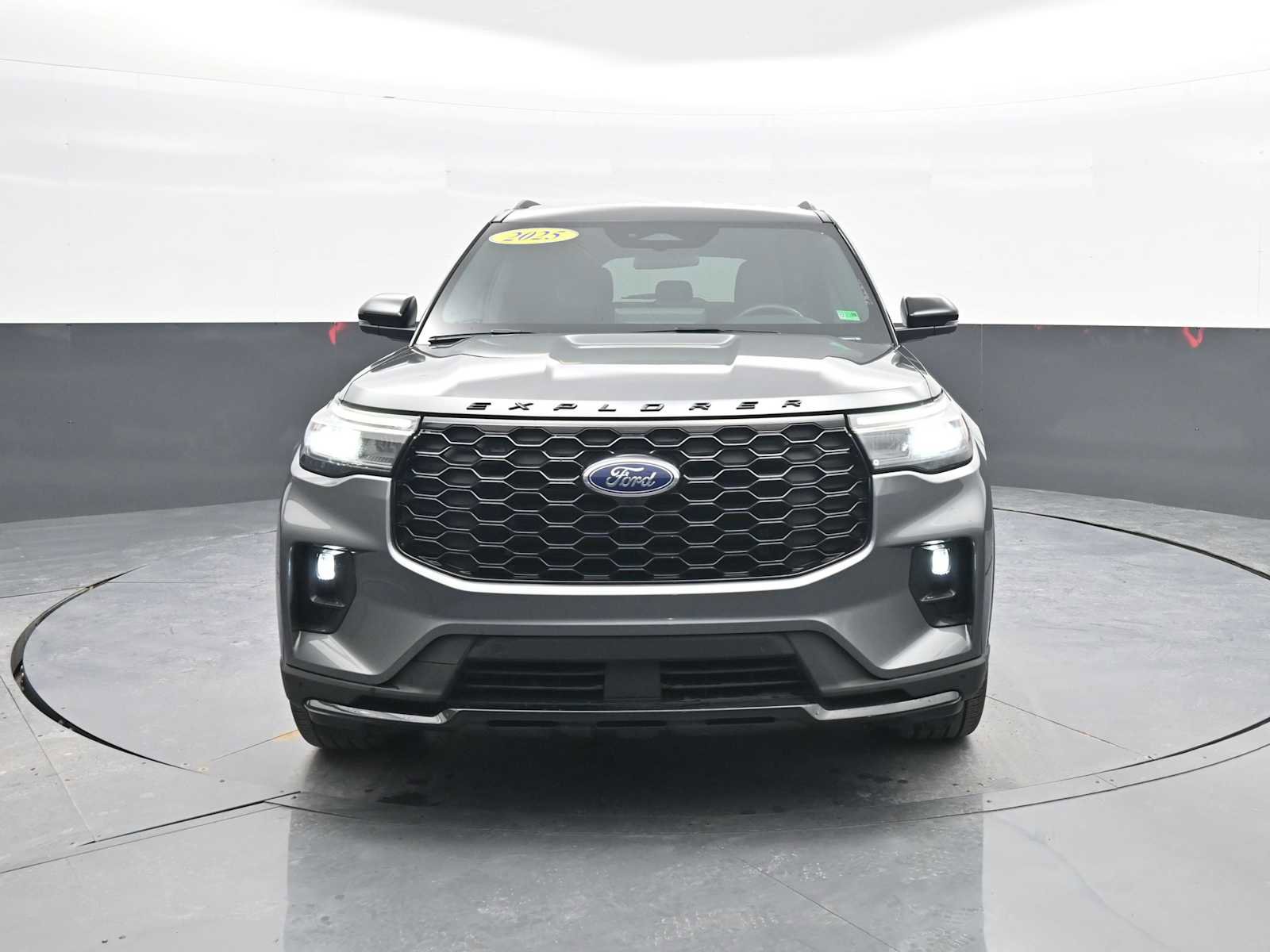 Used 2025 Ford Explorer ST-Line w/ ST-Line Street Pack image 3