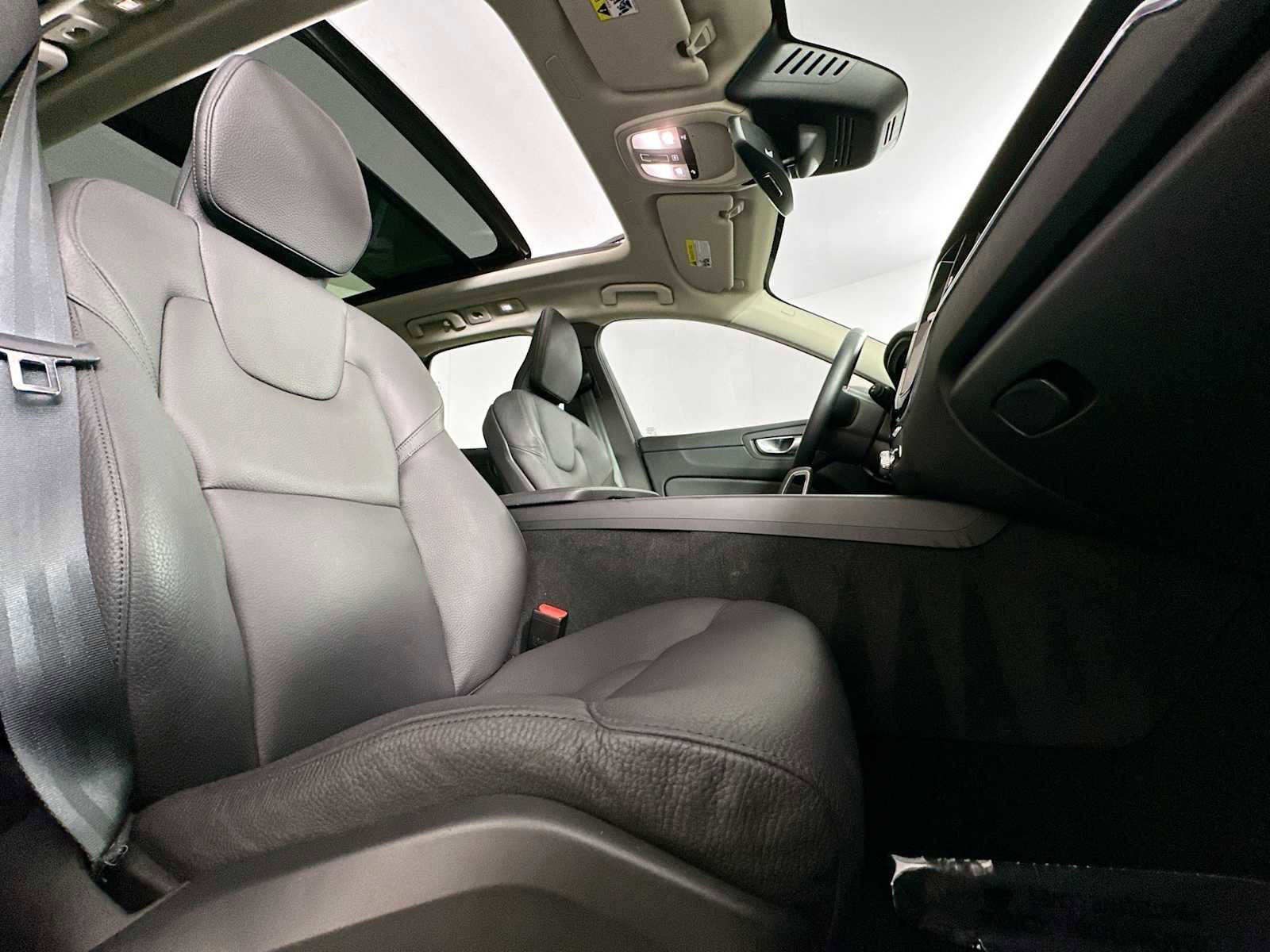 Used 2022 Volvo XC60 B5 Momentum w/ Advanced Package image 26