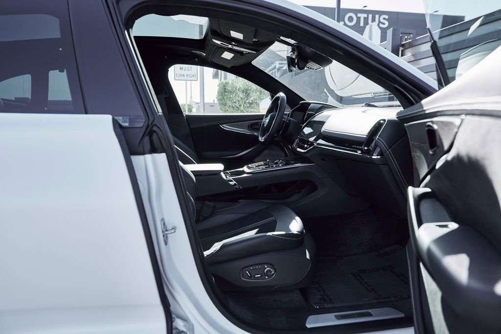 Used 2025 Aston Martin DBX 707 image 26