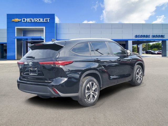 Used 2023 Toyota Highlander LE image 4