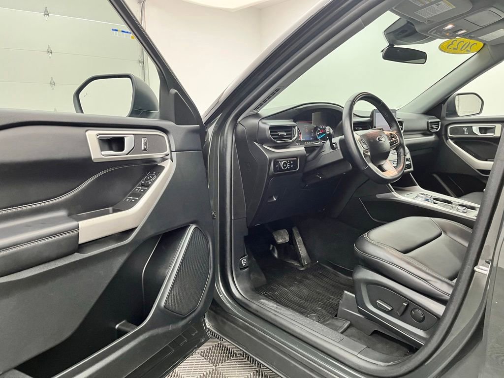 Used 2023 Ford Explorer XLT w/ Equipment Group 202A AWD/4WD image 17