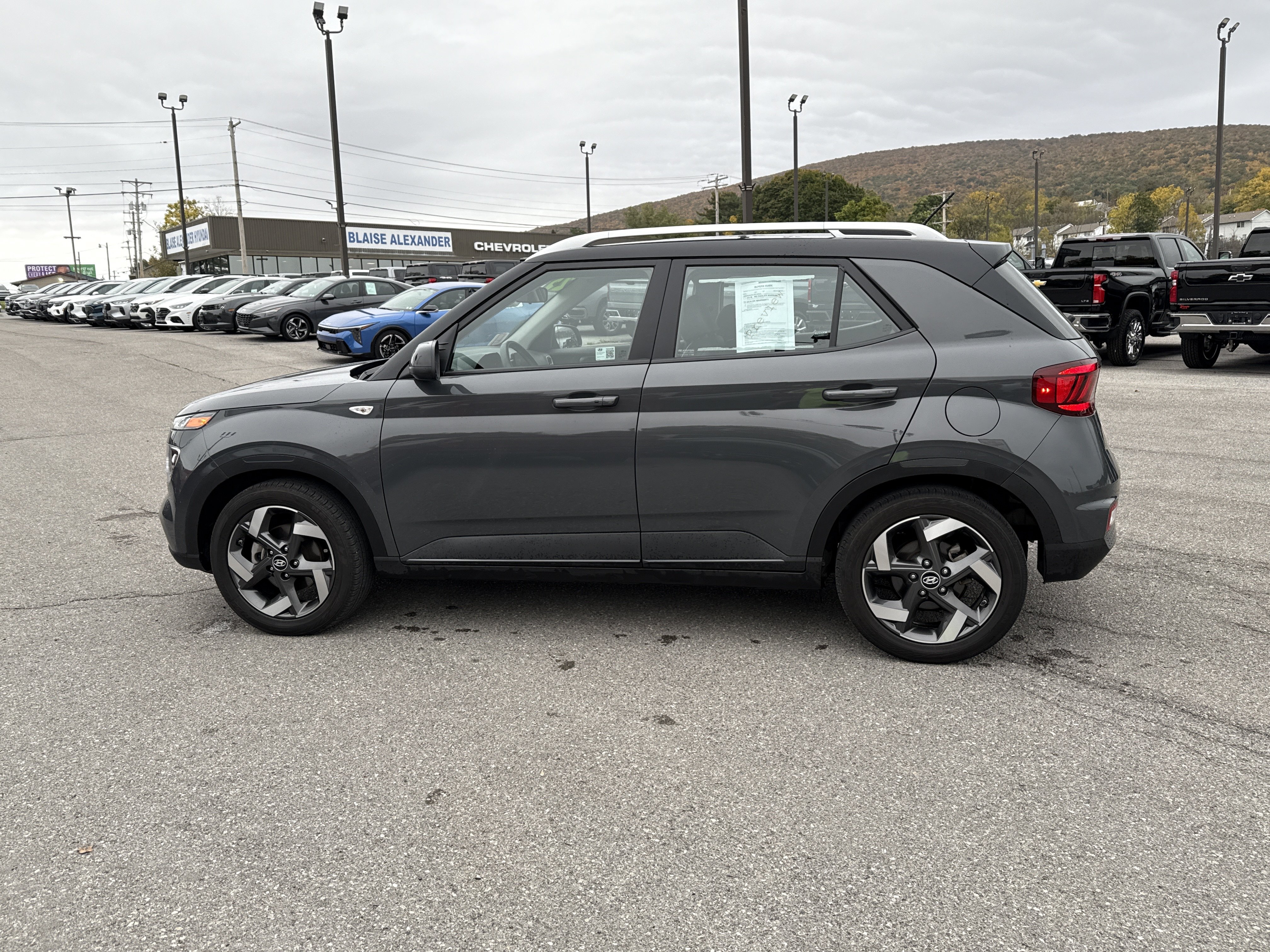 Used 2025 Hyundai Venue Limited FWD image 7