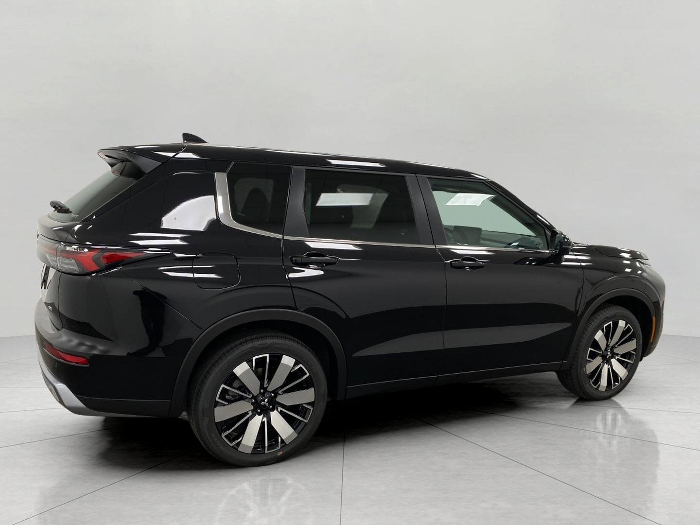 New 2026 Mitsubishi Outlander SE image 2