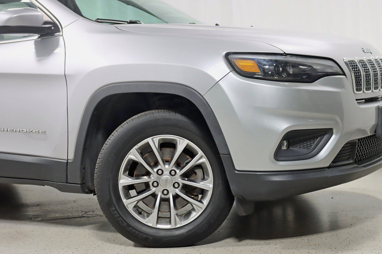 Used 2019 Jeep Cherokee Latitude Plus w/ Cold Weather Group AWD/4WD image 5